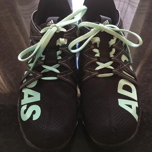 Adidas Vigor Boost black & teal tennis shoes. Sz 8